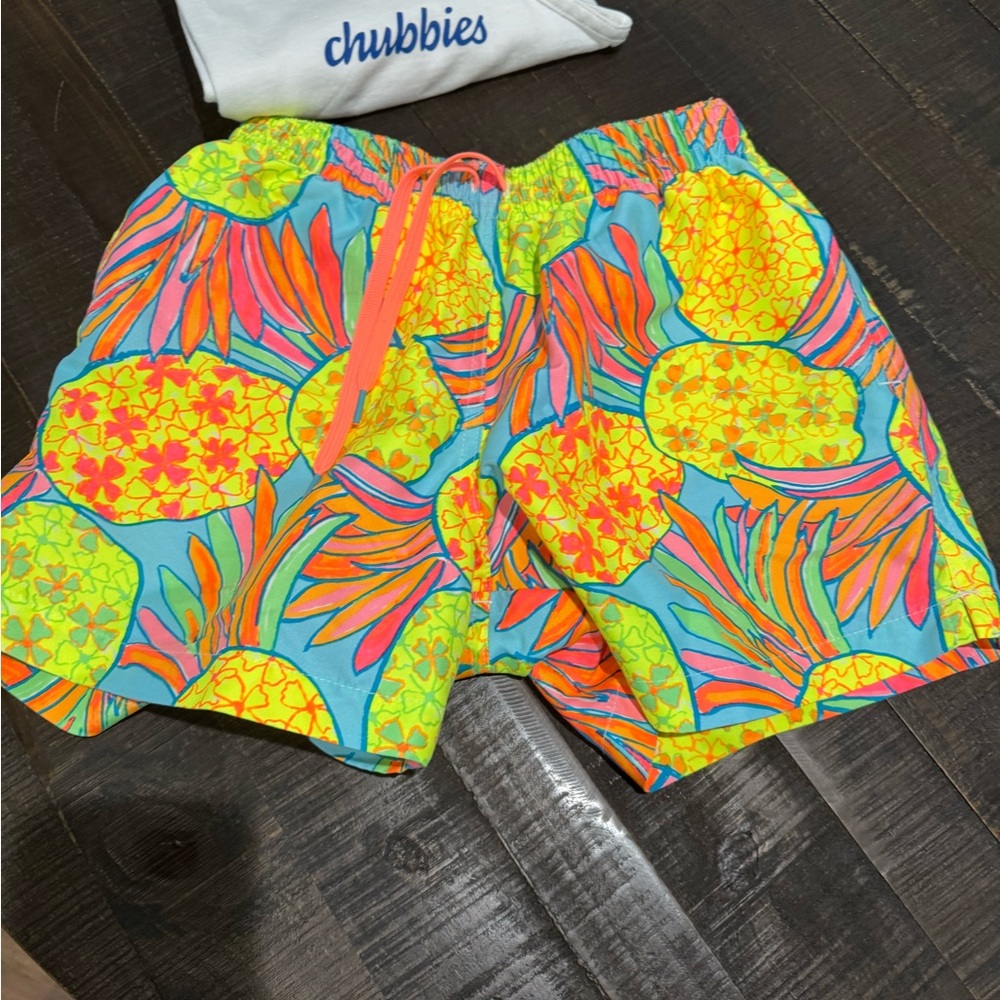 Chubbies Vibrant Tropical Swim Shorts and tank top. Size small